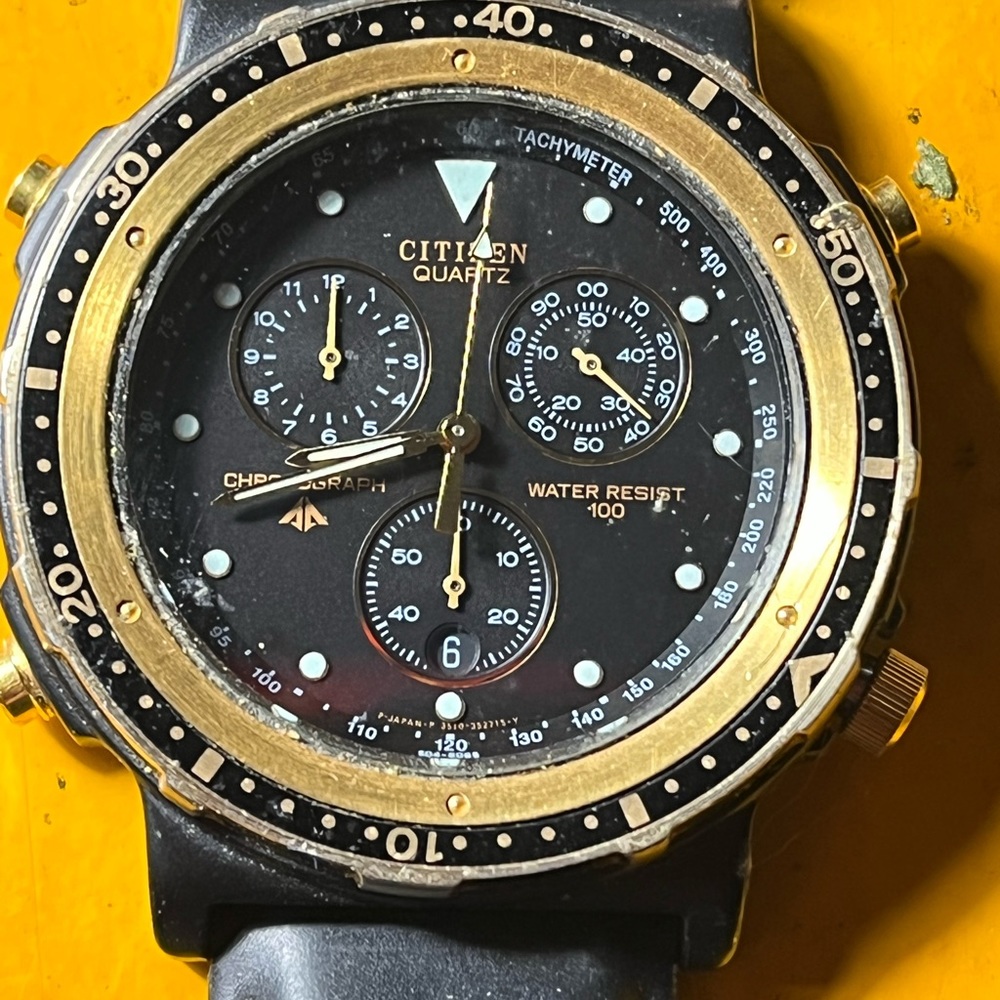 Citizen quartz chronograph watch for sale. Just needs new battery